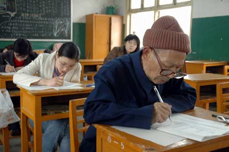 八旬老人參加高等自學考試。老人在考場作答